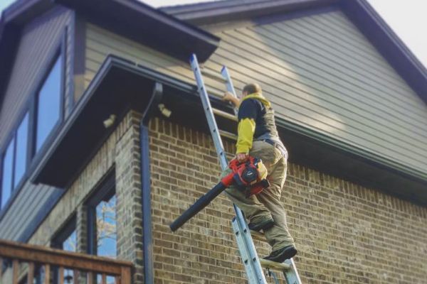 Commercial gutter cleaning