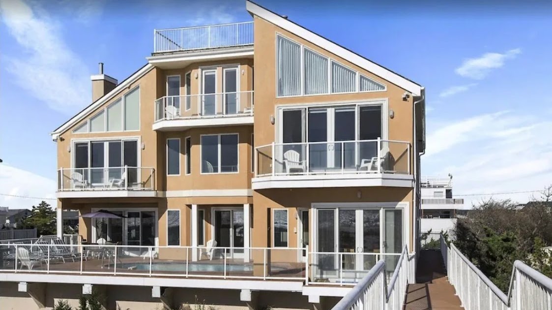 Oceanfront Beach House in Hamptons NY – Where Every Sunrise Feels New