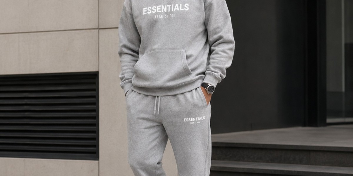 Sudadera Essentials – A Comfortable and Stylish Choice