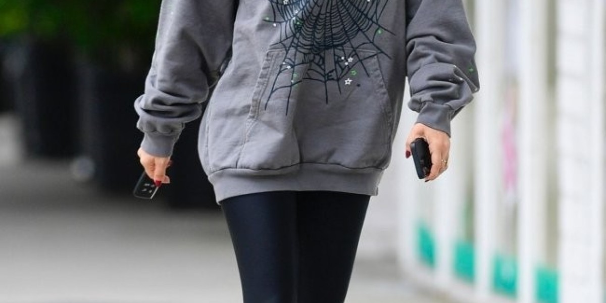 Spider Hoodie and EE Shorts Outfit Ideas for Everyday Streetwear