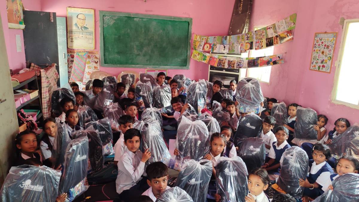 Aahwahan Foundation Distributes Happiness Kits to Encourage School Attendance in Budhni, Madhya Pradesh – NGO For Education, Health, women empowerment, CSR Funds for NGO