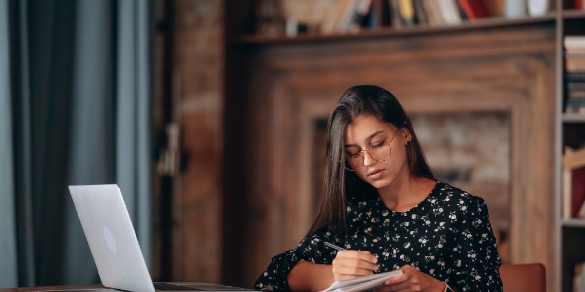Is Online Dissertation Support Changing the Student Experience?
