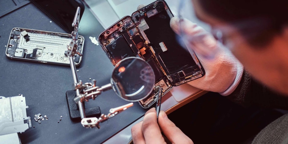 Best iPhone Repair Shop Near Me – Why iGenuity Apple MacBook Service Center Lucknow is the Trusted Choice