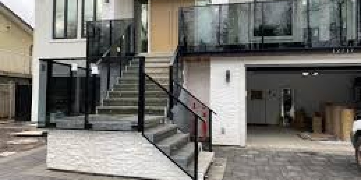 Custom Aluminum Picket Railing Design in Surrey: Stylish and Durable Outdoor Solutions